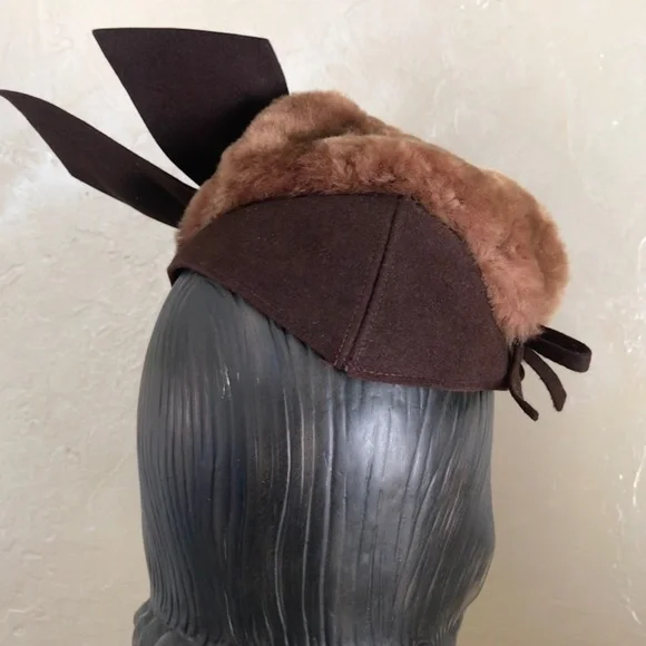 CHIC 1940s' CHOCOLATE BROWN FELT HAT WITH LAMB FUR TRIM AND FELT BOWS